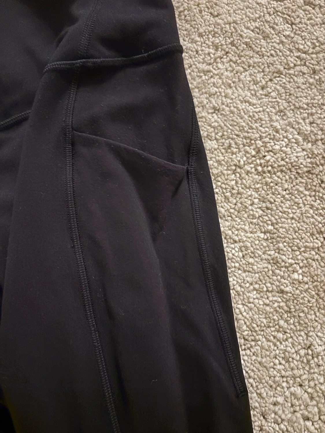 Svarta träningsbyxor från Lululemon - 2