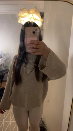 Stickad tröja lager 157 - Säljer en beige stickad tröja från lager 157 då den inte kommer till användning. Har några små fläckar men det borde nog gå att tvätta bort.