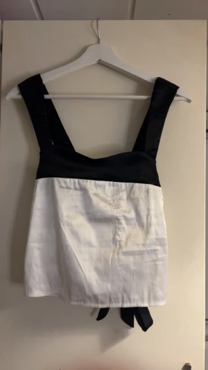 Topp shein  - Säljer en satin topp från shein då den inte kommer till användning. Den har två defekter på bild 3.