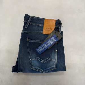 Replay Anbass  - - Replay Anbass — Storlek 32/30 — 10/10 — Brand new ish — Inkluderat - Jeans & Tags — Retail 2000kr — Modellen är - 180cm, 65kg - lappen är borta från orginal köpet men det är exakt samma. 