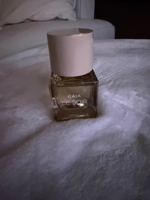 Caia Le Soir - Hej, säljer min Caia le soir parfym har bara tagit ett sprut från den, så den är så gott som ny. Den luktar supergott men har en till och det är så onödigt att bara ha den stående. Skriv gärna om ni har någon fråga💕