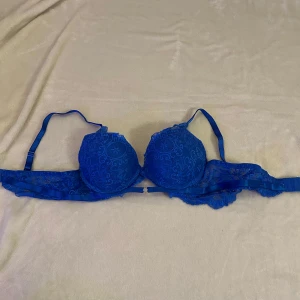 Blå BH - Spets  - Säljer en mörkblå bh med spets och fina detaljer, helt oanvänd, storlek 80B.🩷