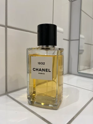 Chanel 1932 Eau de Parfum, 200 ml - Stor flaska Chanel 1932 Eau de Parfum, 200 ml. Tillverkad i Frankrike. Snygg och stilren design som passar perfekt för dig som gillar exklusiva och klassiska märken. Obsevera detta ÄR en stor flaska! 