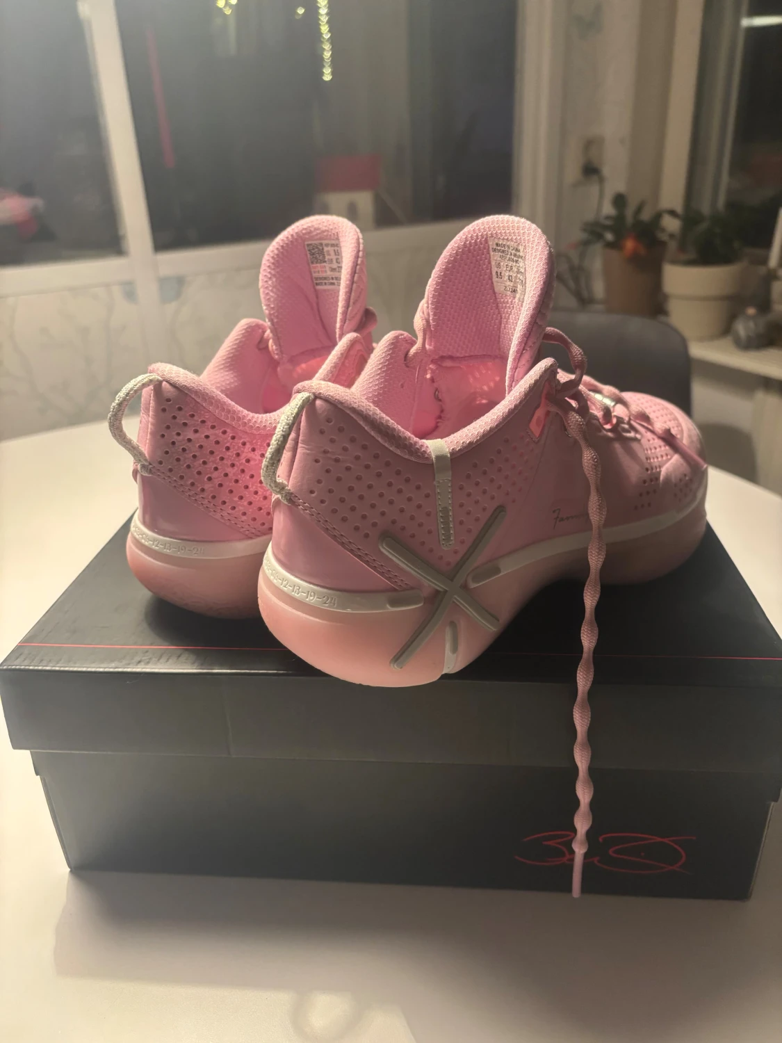 Rosa sneakers med perforerad design - 2