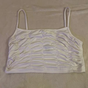 Vit topp  - Säljer en vit topp från Shein i storlek S/36. Materialet är jätteskönt och toppen sitter fint på. I bra skick.🩷
