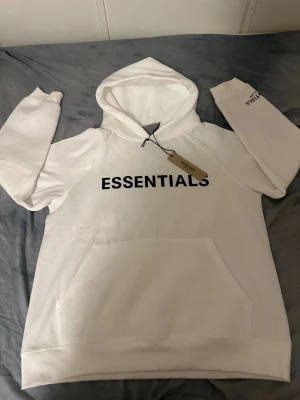 Vit Essentials Fear of God hoodie - Essentials hoodie. Kom privat för fler bilder eller diskutera pris. Kan sänka vid snabb affär. Helt ny