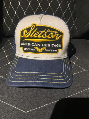 Stetson keps, använd 13 gånger sen tröttna ja på den - Säljer en Stetson keps, skicket är väldigt bra,  färg marinblå, justerbart spänne