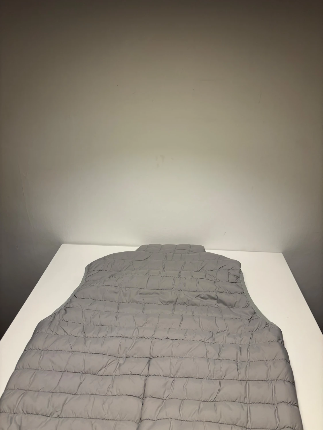 Ljusgrå quiltad dunväst  - 1