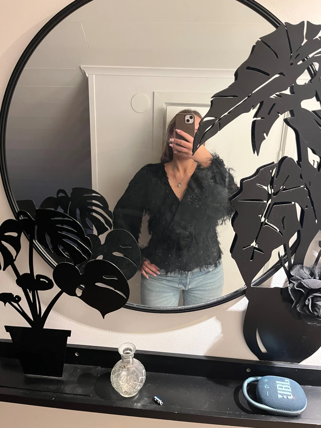 Svart fluffig omlottopp med v-ringning - 1