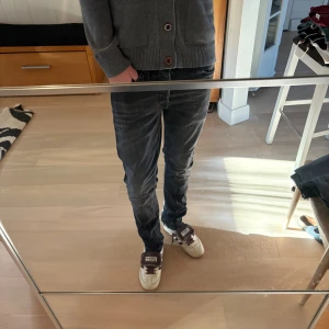 Svarta vintage Jack & Jones jeans - Ett par feta jeans med en skön tvätt i storlek 30/32. Hör av er vid frågor vid snabb affär kan pris diskuteras🙌