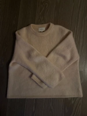 Mohair tröja h&m - Supersnygg och trendig stickad tröja från h&m edition i mohair. I en ljusrosa färg i fint skick! Storlek S💕💕
