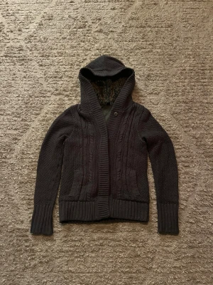 Fodrad cardigan  - Hej jag säljer en otroligt bekväm fodrad cardigan ifrån Pimkie. Väldigt fin grå aktig färg perfekt för dig som vill ha en varm och bekväm fodrad cardigan med grym passform. Mitt pris endast 699kr. Skick: 8/10 en knapp som släppt något stygn fast inget som påverkar något eller syns. Storlek S längd:60cm bröstvidd:40cm bottenvidd:42cm ärmlängd:62cm. Skriv gärna om du vill ha fler bilder eller har frågor!