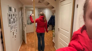 Skidjacka  - Snygg röd vindjacka från J.Lindeberg med huva och svarta dragkedjor. Jackan har en clean look, justerbar huva och praktiska fickor med dragkedja. Ordenarie pris på jackan är 4000 kr, modellen heter Starling Jacket och denna färg går inte att köpa längre. Om du är intresserad och vill se mer bilder så är det bara att kontakta mig. Den har en kvinnlig passform, vilket man ser på bilderna. Den är perfekt för dig som vill vara snygg i skidbacken 