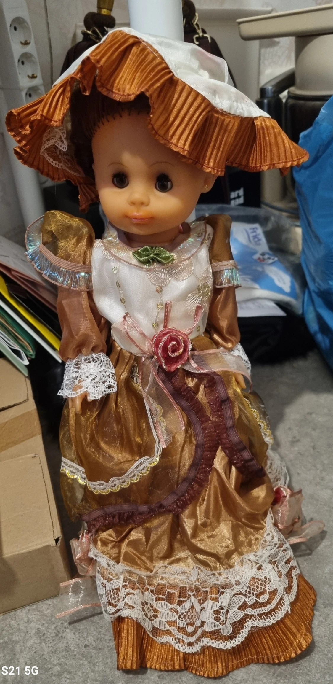 Brun långklänning med spets och rosett