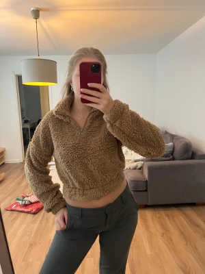 Teddy tröja  - Teddy tröja med halvzip, ny med prislapp kvar 