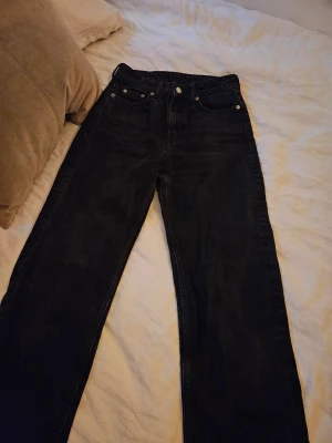 Jeans - Fina jeans med raka ben. Mycket bra skick & inga defekter. Mörkgrå-svart färg. Är dessvärre för små och säljs därav 🥰