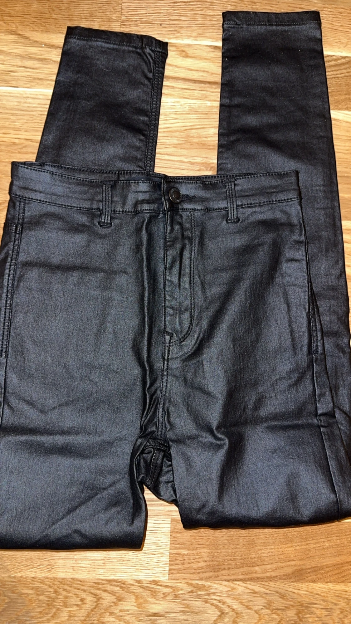 Konstläder high waist byxor från Stradivarius