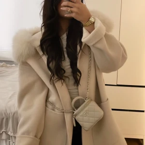 Kappa men äkta päls - Kappa som är köpt för 3000kr från feminina. Inga skador eller fläckar på kappan då ja max använt den två gånger. Pälsen är i helt nytt skick kan även skicka mer bilder på den.