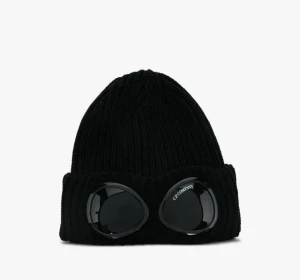 Svart ribbad mössa från C.P. Company - Svart ribbstickad mössa från C.P. Company med coola integrerade svarta glasögon på uppviket. Perfekt för dig som vill sticka ut med en unik och urban stil. Mjuk och stretchig passform som sitter skönt på huvudet. Pris kan diskuteras!