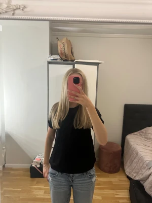 Svart fin stickad t-shirt från Lindex st s - Jag säljer en svart fin stickad t-shirt från Lindex i storlek S. T-shirten har rund halsringning och korta ärmar, perfekt till jeans eller shorts. Tillverkad i mjuk bomull för en skön känsla hela dagen. Har en liten slitning se bild 4!