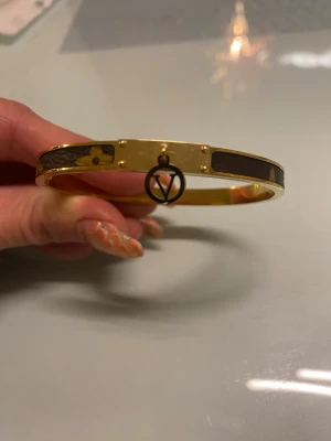 Snyggt armband  - Nytt armband. Guldfärgad 