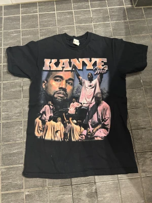 Kanye west tröja - Svart Kanye west tröja dm för info