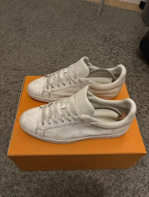 Louis Vuitton luxembourg sneakers - Hej, säljer mina exremt sällsynta Louis Vuitton luxembourg sneakers, i size 44 (9). Dem är i väldigt bra skick, förutom en repa fram på tån som knappt syns. Köpta på Vestiere för 5000kr, mitt pris =2999kr snabb affär eller kom med bud