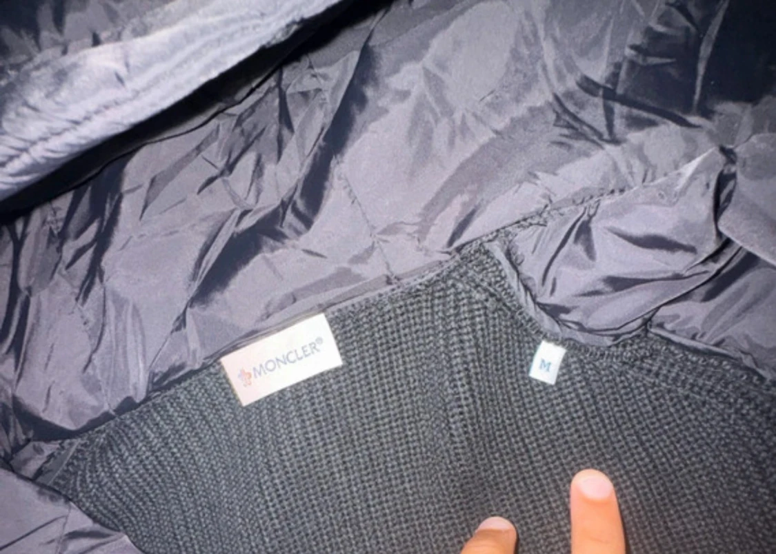 Svart Moncler dunjacka med huva - 4