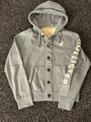Hollister cardigan - sjukt eftertraktad! - 🔥 Extremt eftertraktad Hollister-hoodie, stl L/M, skick 8/10 🔥 Black Week-REA! Passa på medan priset är sänkt – det här är en av Hollisters mest populära modeller och den dyker nästan aldrig upp. Sitter perfekt, sjukt snygg och funkar till ALLT.  Den här kommer försvinna direkt – folk brukar köpa såna här på sekunder. Först till kvarn. Köp nu innan någon annan hinner före!  Ta liknande som den