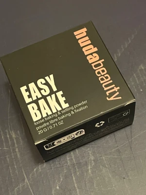 Huda Beauty loose baking & setting powder - Huda Beauty-puder, helt nytt och oanvänt.  Färg: Sugar Cookie.