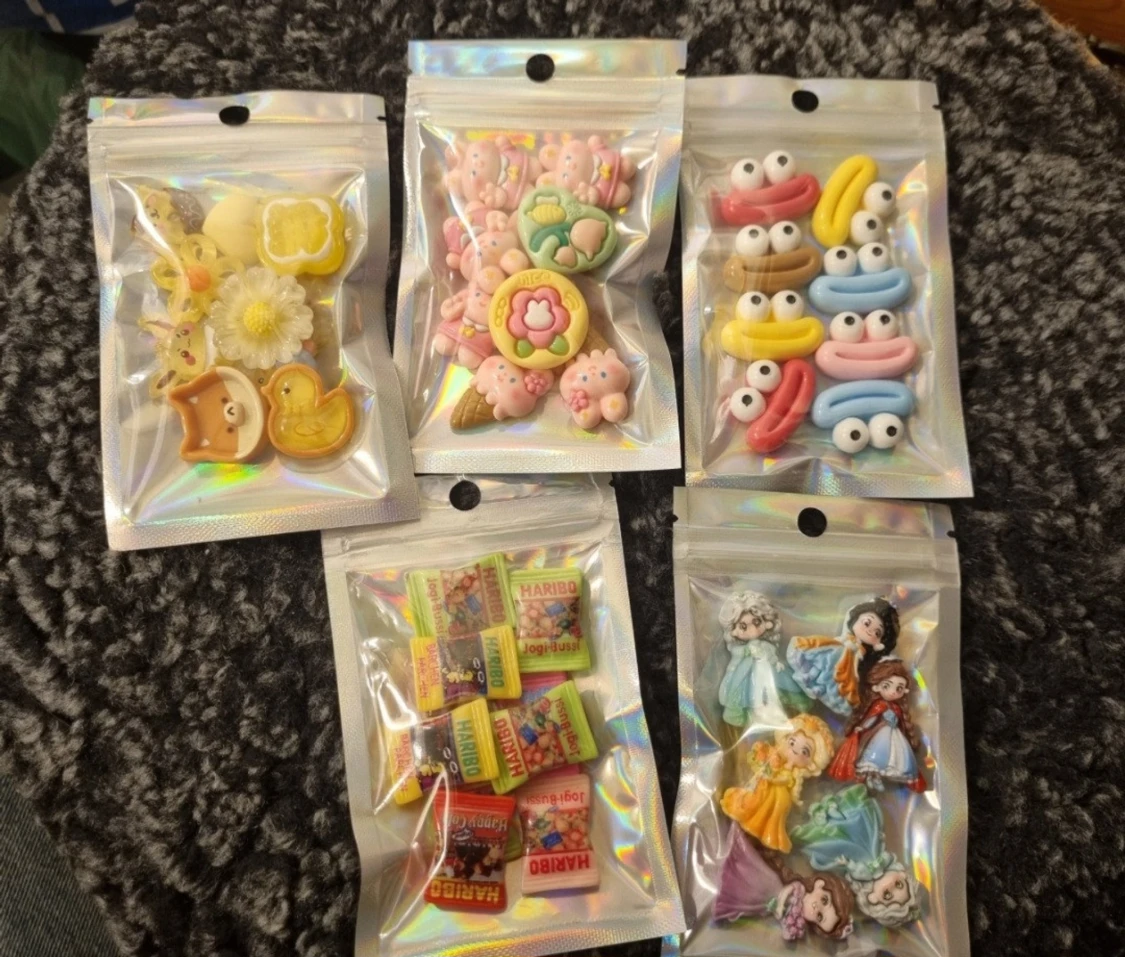 Utförsäljning stor mix flat back charms - 2