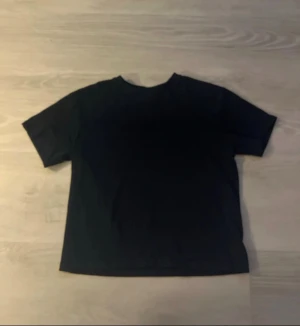 Marinblå basic t-shirt - Enkel marinblå -shirt med rund hals och korta ärmar. Modellen är rak och passar perfekt till jeans eller shorts. T-shirten är i mjukt material och har en klassisk look. Lite kortare tröja 
