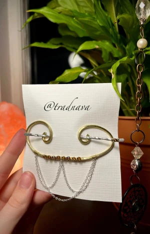 ”Jugend” - Unik, handgjord hårnål i guld- och silverfärgad aluminiumtråd. Smyckat med glaskristaller från Preciosa🌿