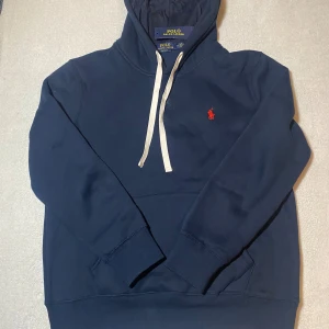 Ralph lauren hoodie  - 10/10 skick✅ Helt ny hoodie ✅ Storlek M men passar även s💯 Skickar snabbt inom 1 dag🙌 Pris kan diskuteras vid snabb och smidig affär 🏬  Hör av er vid frågor!⁉️❓