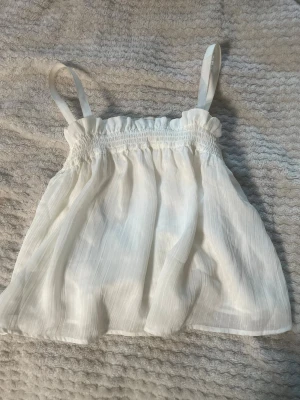 Vit topp - Jätte bra skick, storlek s från Mango