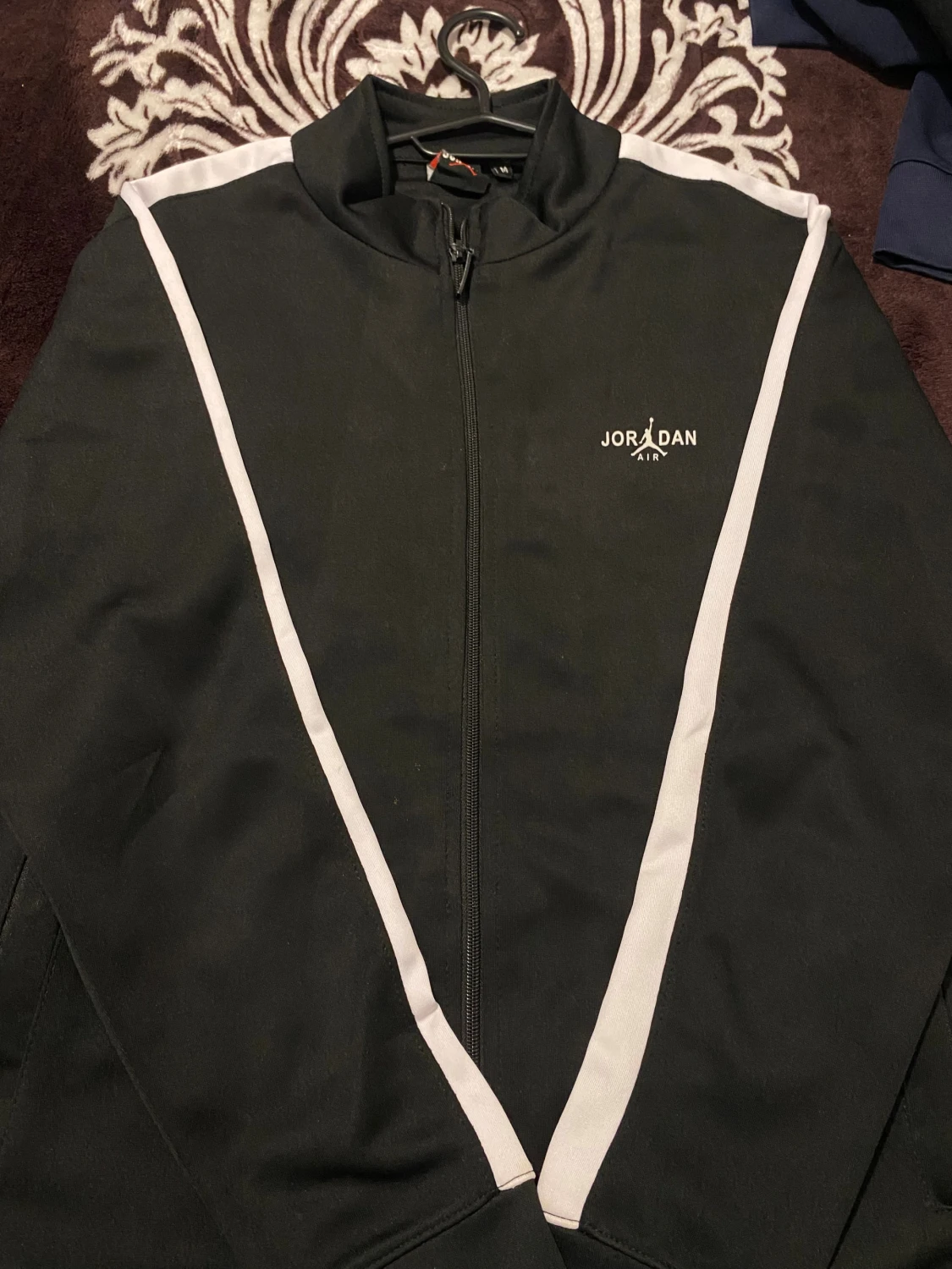 Svart Jordan vindjacka med vita detaljer