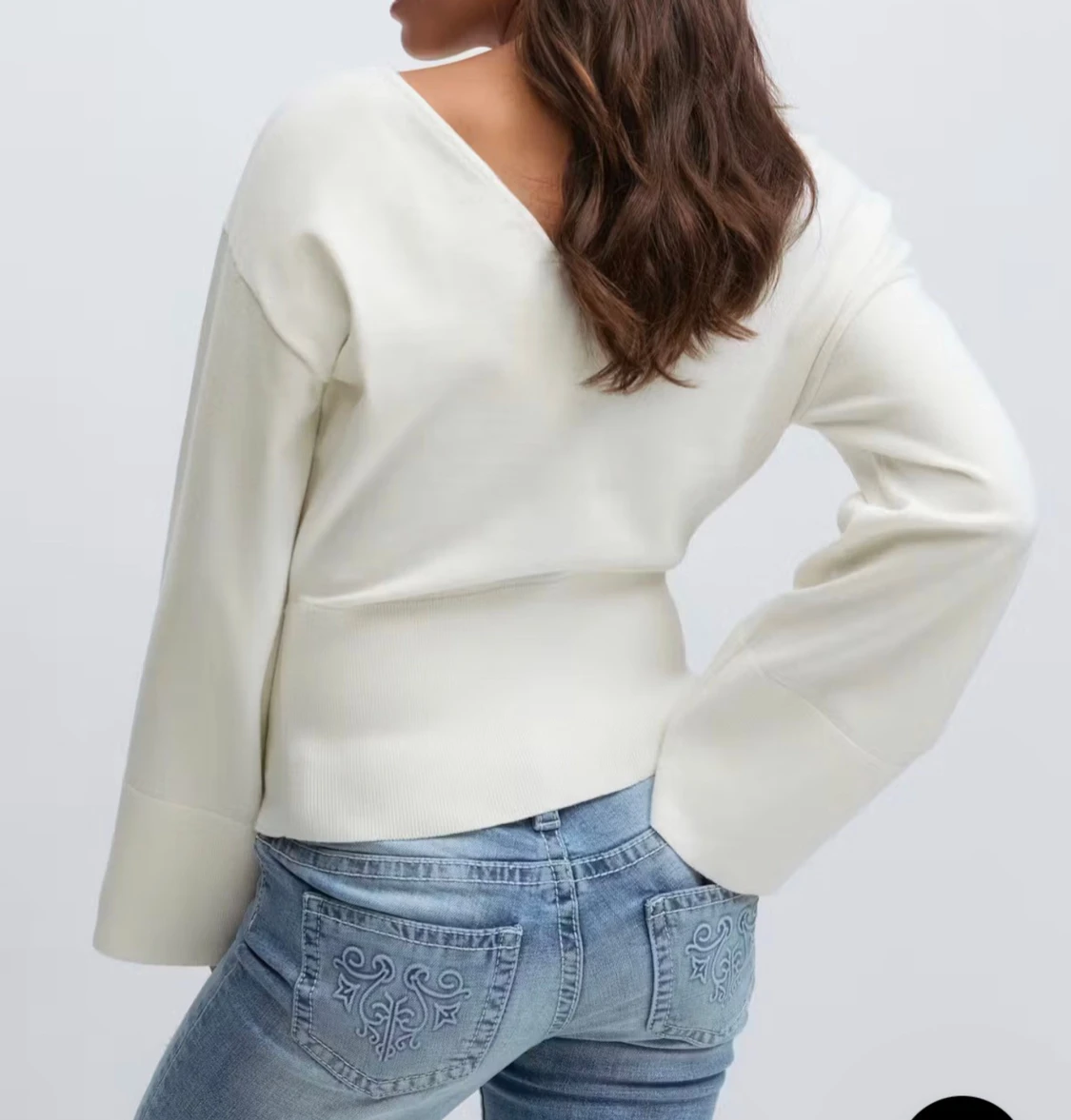 Vit långärmad tröja med breda ärmslut - 1