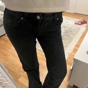 Mörk gråa jeans Ginatricot - Mörkgråa jeans från Gina är i jätte bra skick fortfarande. Om ni har har frågor ställ bara💓