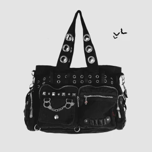 Alternativ Väska 🖤⛓️ - Asball ikonisk väska från Jawbreaker! 🖤⛓️Mått: 39x28cm 📏Säljes för lågt pris pga defekt hos dragkedjorna. Väskan går fortfarande att öppnas och stängas som vanligt men själva dragtappen fattas, och dragkedjan till innerfacket har tyvärr hoppat av. Nypris 700kr, säljes för 149kr pga ovanstående skäl. ⚠️Priset är ej förhandlingsbart⚠️Köp nu 💌