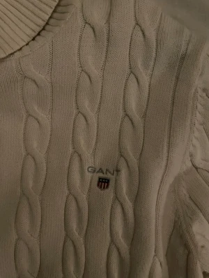 Beige polotröja från GANT - Priset är inte hugget i sten.