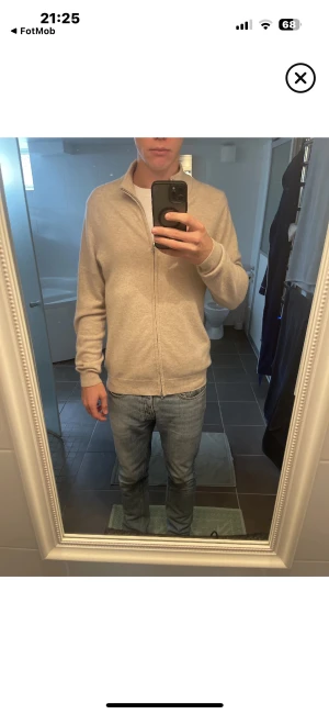 Kashmir tröja - Säljer min superfina helt nya kashmirtröja från det exklusiva märket daviva kashmir! Den är i 100 procent kashmir och är helt oanvänd! Fin beige färg med silvrig dragkedja. Köpt för 2399 på deras hemsida. Killen på bilden är 187