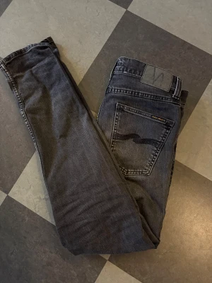 Nudie Jeans - Säljer ett par svarta Nudie Jeans i storlek W28 L30. Modellen är Lean Dean och i en riktigt snygg färg. Riktigt bra skicka och inte alls mycket använda, priset är förhandlingsbart!