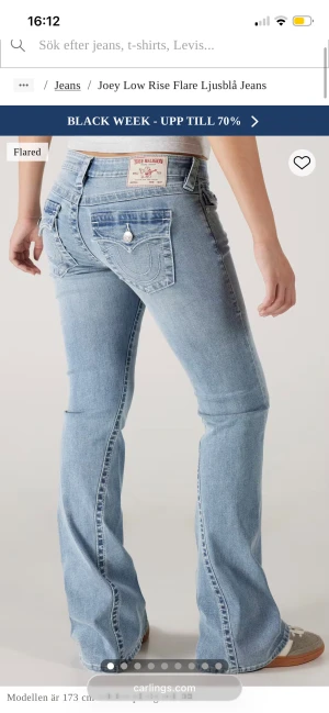 True Religion ljusblå flare jeans - Snygga ljusblå jeans från True Religion använd några gånger inte så ofta fick i födelsedags present de e för stora nypris 1300kr skriv för egna bilder 