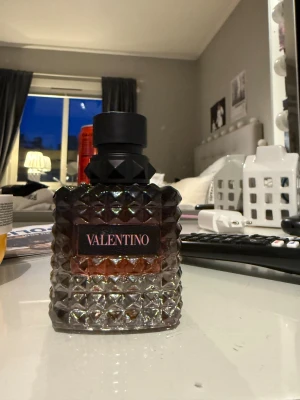 Valentino Eau de Parfum Intense - Valentino parfym intense, knappt använd.