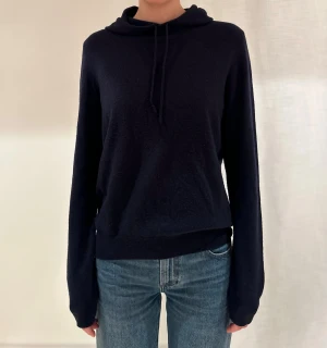 Mörkblå hoodie i kashmir - Snygg mörkblå hoodie med huva och snörning, tillverkad i mjuk kashmir. Den är ifrån soft goat i storlek S🩷 säljer för att jag inte får användning för den. 100% Kashmir 