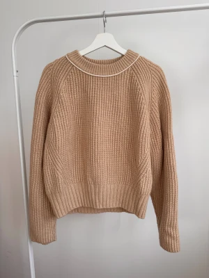 Beige stickad tröja  - Beige stickad tröja från HM. Storlek S. Sparsamt använd, är i fint skick. 50% polyamid, 50% ull. 