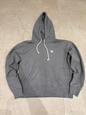 Acne Studios Hoodie - Säljer denna snygga acne studio sudd i storleken XS och färgen grå, Tröjan är i grymt skick 9/10 och säljs för 1049kr!🎉 Hör av dig vid frågor, funderingar eller prisförslag!