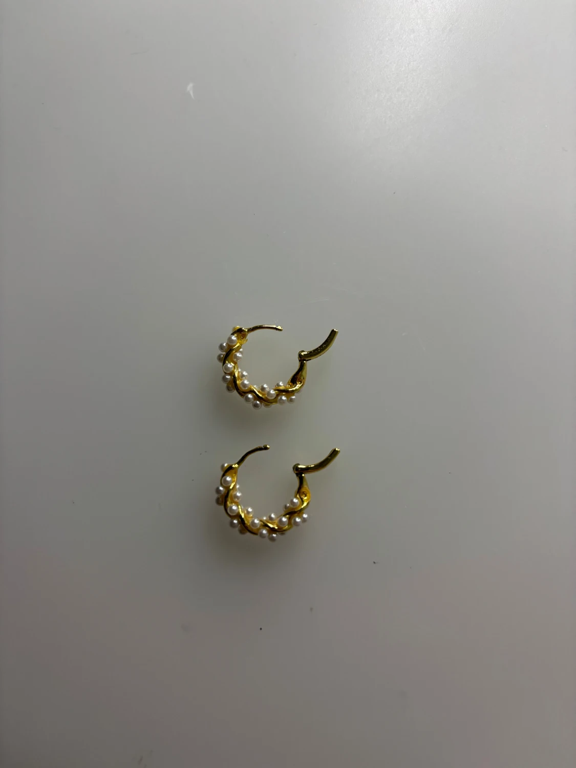 Två par guldfärgade örhängen - 1