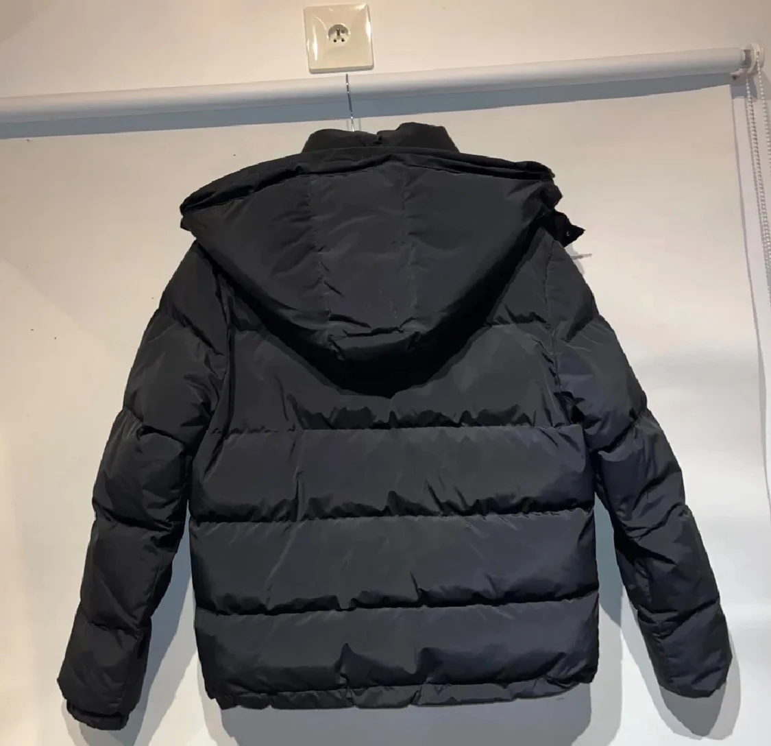 Svart pufferjacka med huva - 1