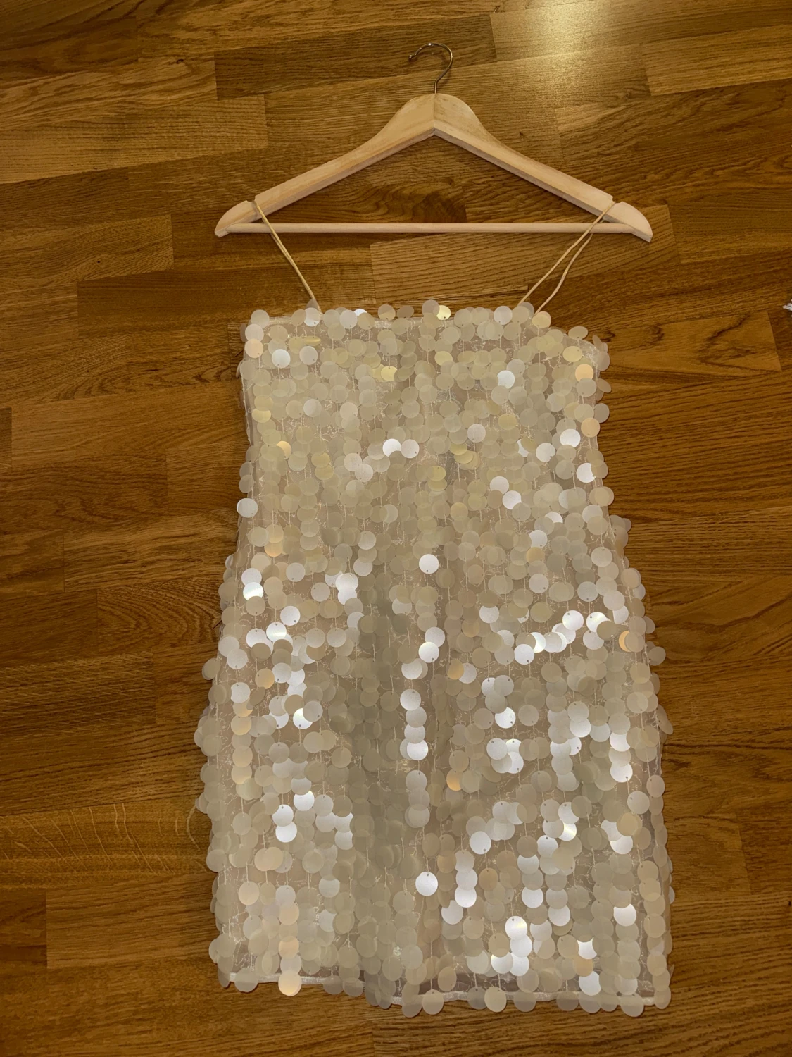 Cremefärgad paljettklänning